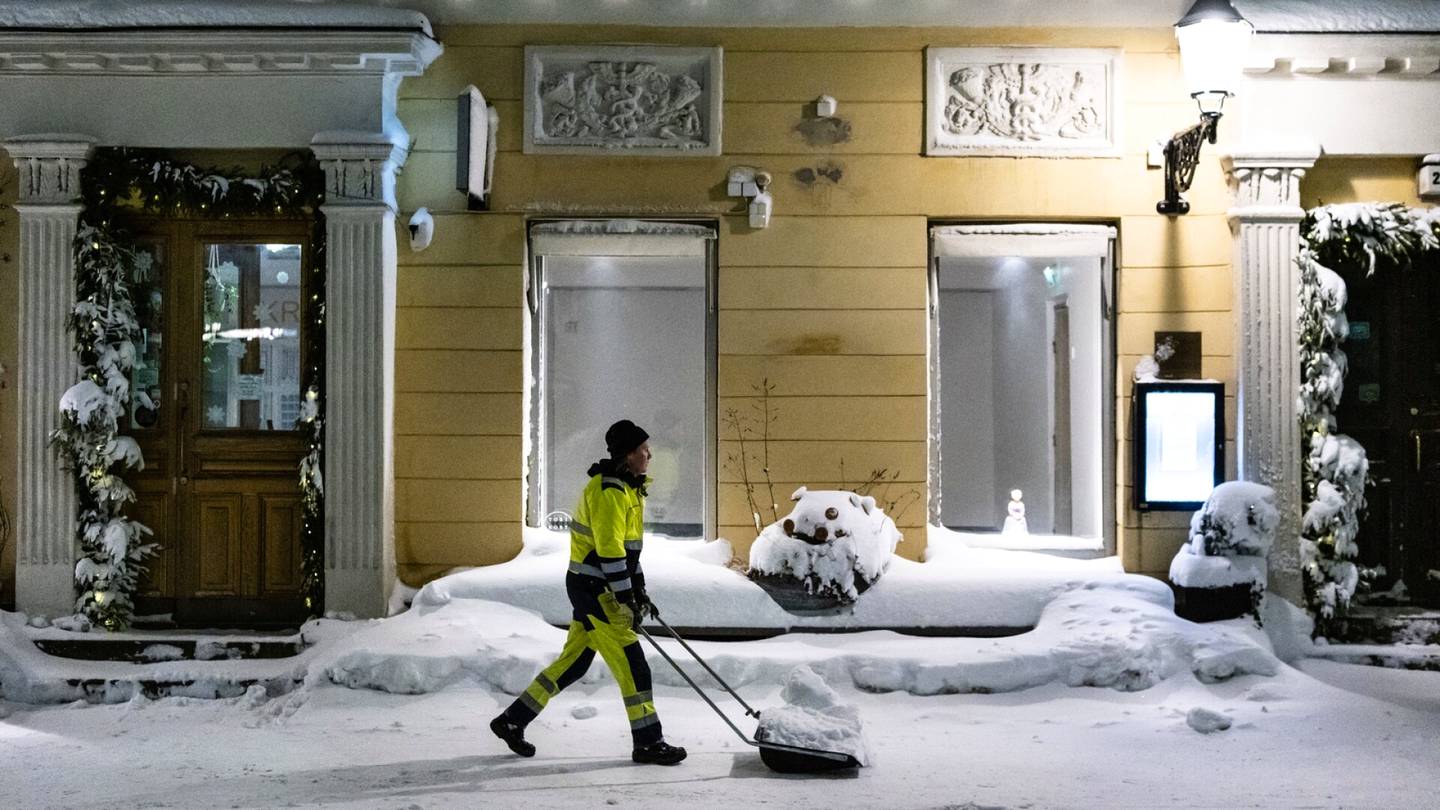 Kunnossapito | Kiinteistöjen kaduille kasaamat piha­lumet viivästyttäneet aurausta Helsingissä