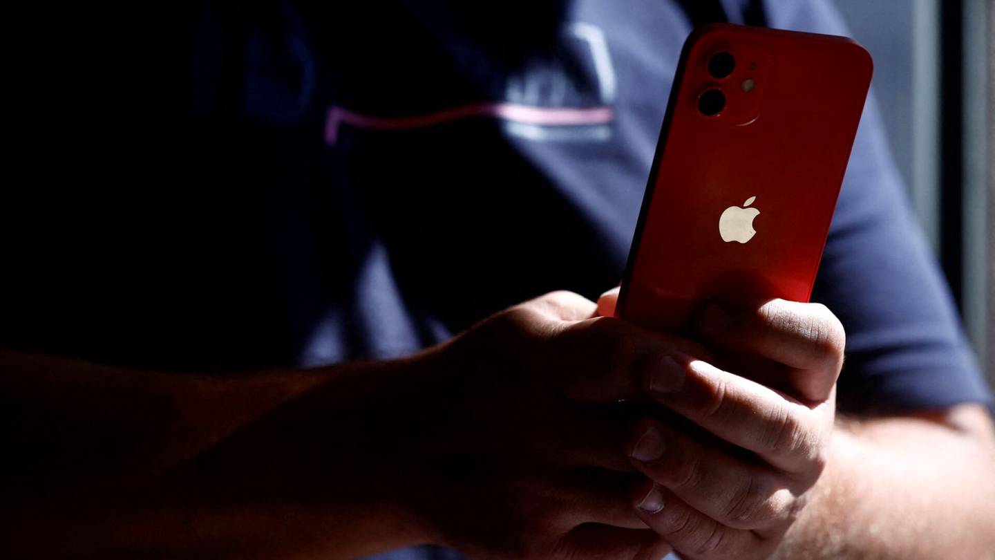 Teknologia | Liiallinen säteily sai Ranskan vaatimaan Iphone 12 -puhelimia pois myynnistä – Suomessa ei pidä olla huolissaan, sanoo Stuk