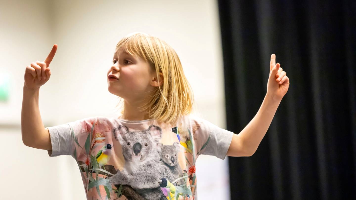 Teatteri | Lapsinäyttelijöitä koulitaan musikaalin päärooliin vuoden kestävässä ”Matilda-koulussa” – Tällaista työ on