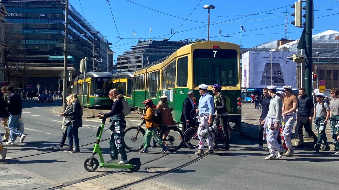 Joukkoliikenne | Raitiovaunut myöhästelevät Helsingin keskustassa vappu­marssien takia