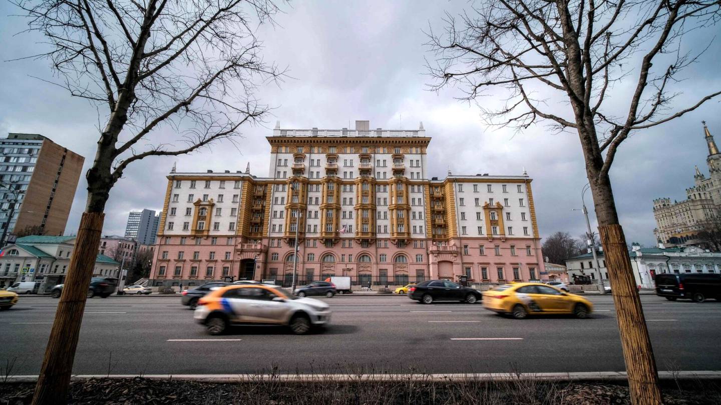 Venäjä | Yhdysvaltain suur­lähetystön toiminta Moskovassa hiipunut, kertoo Reuters: 1 200 työn­tekijästä jäljellä enää 120