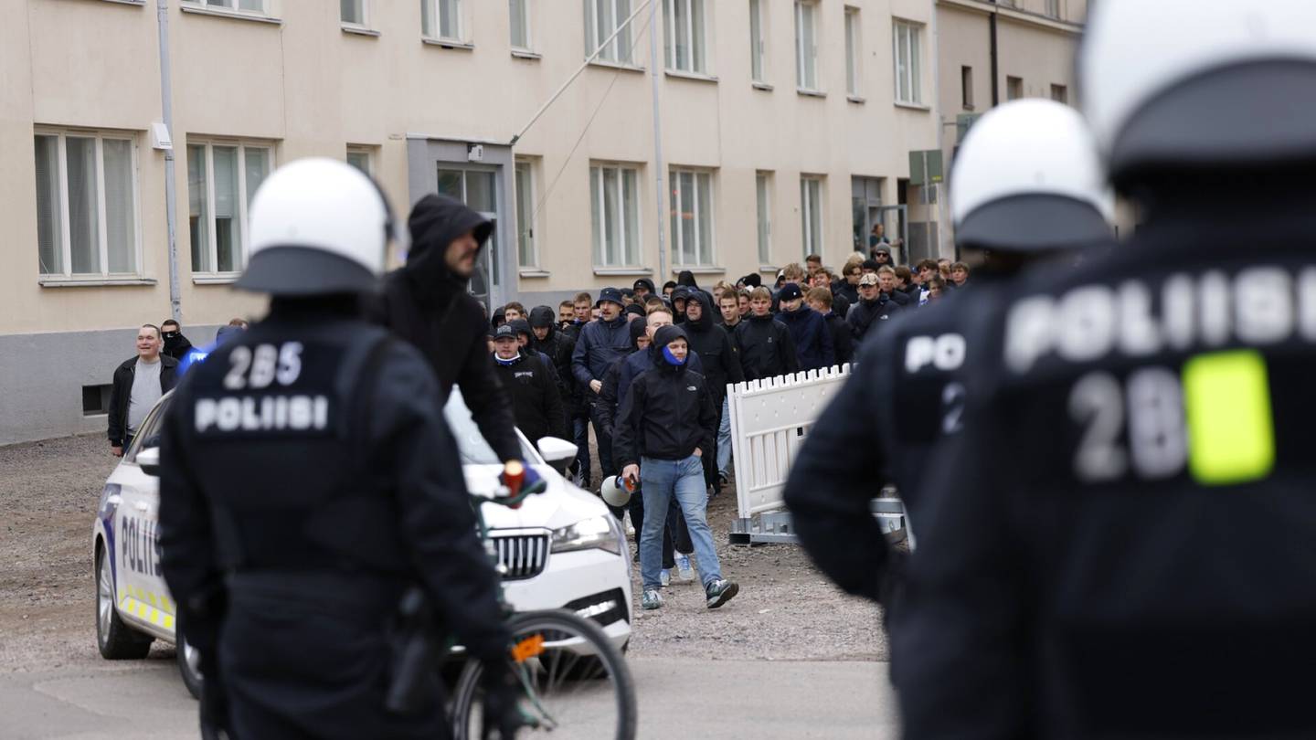 Jalkapallo | Poliisi tarkasti faneja ja antoi näkyvän viestin HJK:n kotiavauksessa – ”Sieltä löytyi hammassuojia”