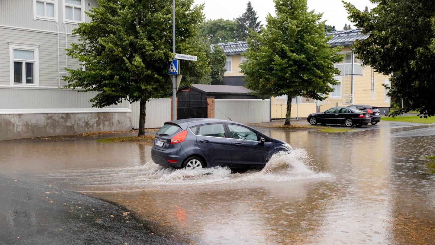 Autot | Suomalaisyritys yrittää laskea autoille niin tarkkoja sää­ennusteita, että kone tietää sateen loppuvan seuraavassa mutkassa