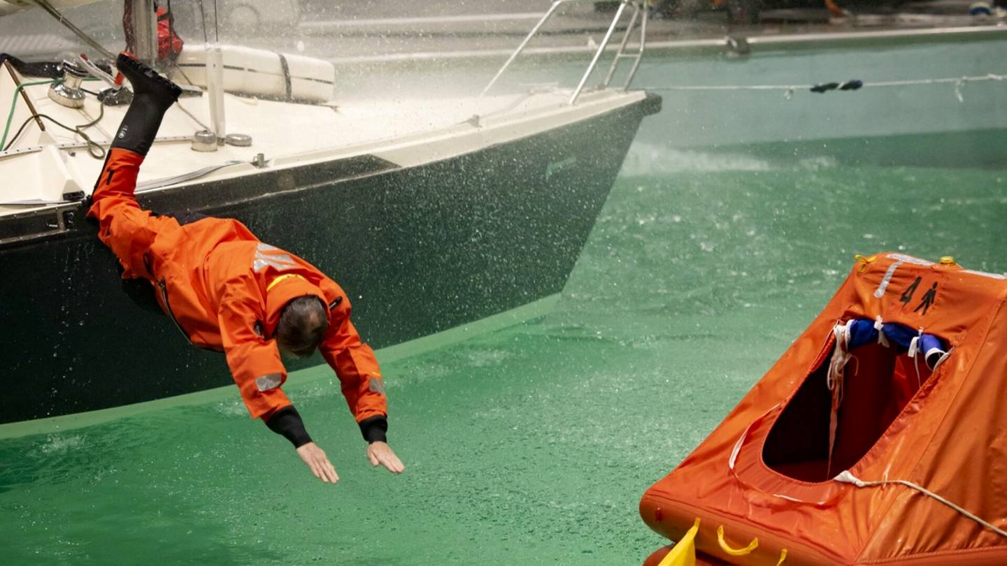 Purjehdus | Tapio Lehtinen näytti, kuinka pelastautui vauhdilla uppoavasta purjeveneestään – ”Meriturvan avulla pääsin jouluksi kotiin”