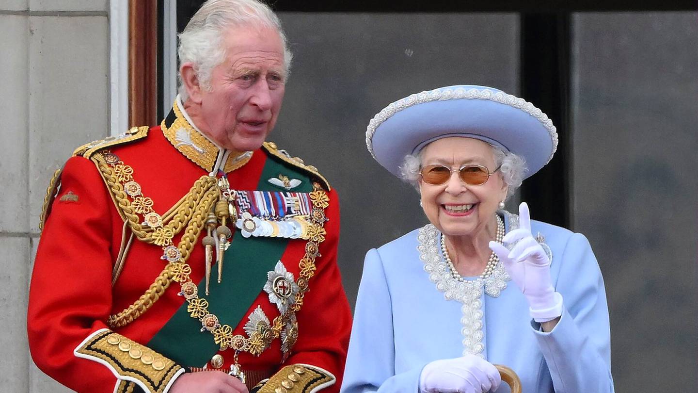 Britannia | Kuningatar Elisabet joutui taas perumaan osallistumisensa juhla­tilaisuuteen: Ei pääse paikalle katsomaan laukka­kilpailuja lauantaina