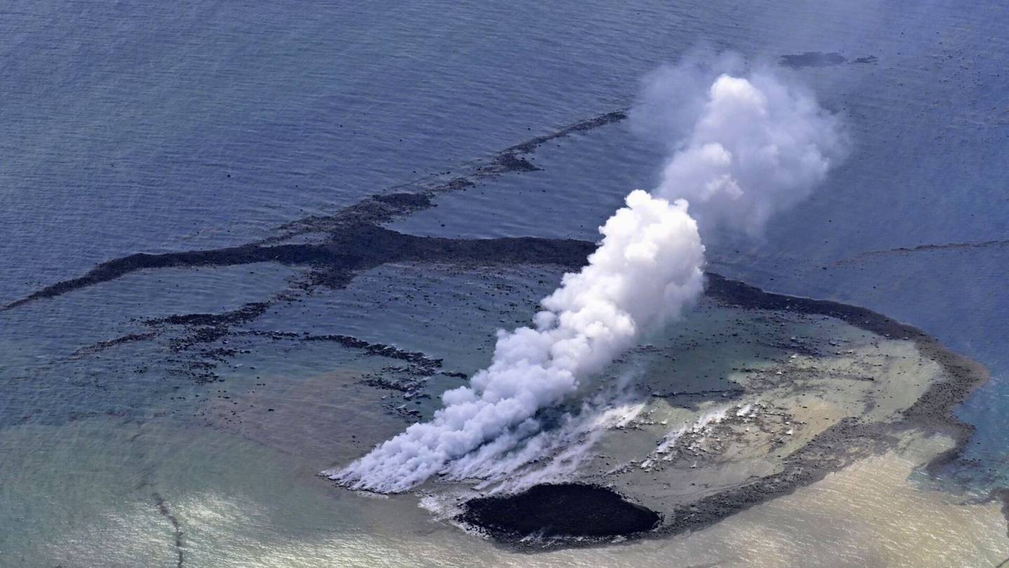 Japani | Tulivuoren­purkaus meren­pohjassa synnytti saaren Iwo Jiman kylkeen
