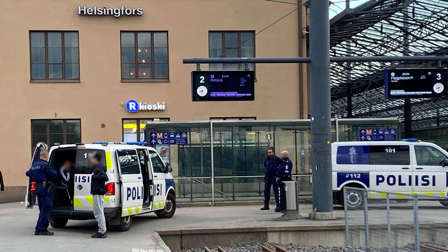 Junaliikenne | Poliisi­tehtävä Helsingin pää­rautatieasemalla – matkustajalta löytyi kaksi ase­jäljitelmää