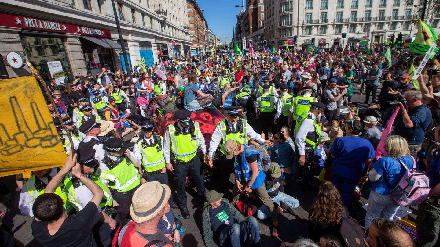 Mielenosoitukset | Elokapinan mielenosoittajat tukkivat liikennettä Pariisissa ja Lontoossa