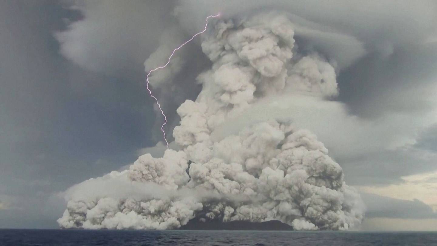 Tonga | Video näyttää Tongan suuren tulivuoren­purkauksen voiman – Tuhojen laajuus vielä epäselvää
