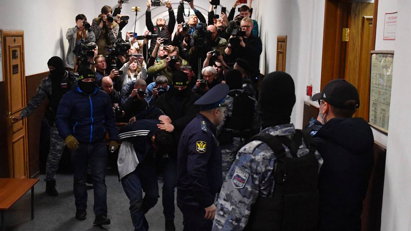 Moskovan konsertti-isku | Oikeuteen saapuneilla epäillyillä merkkejä kidutuksesta