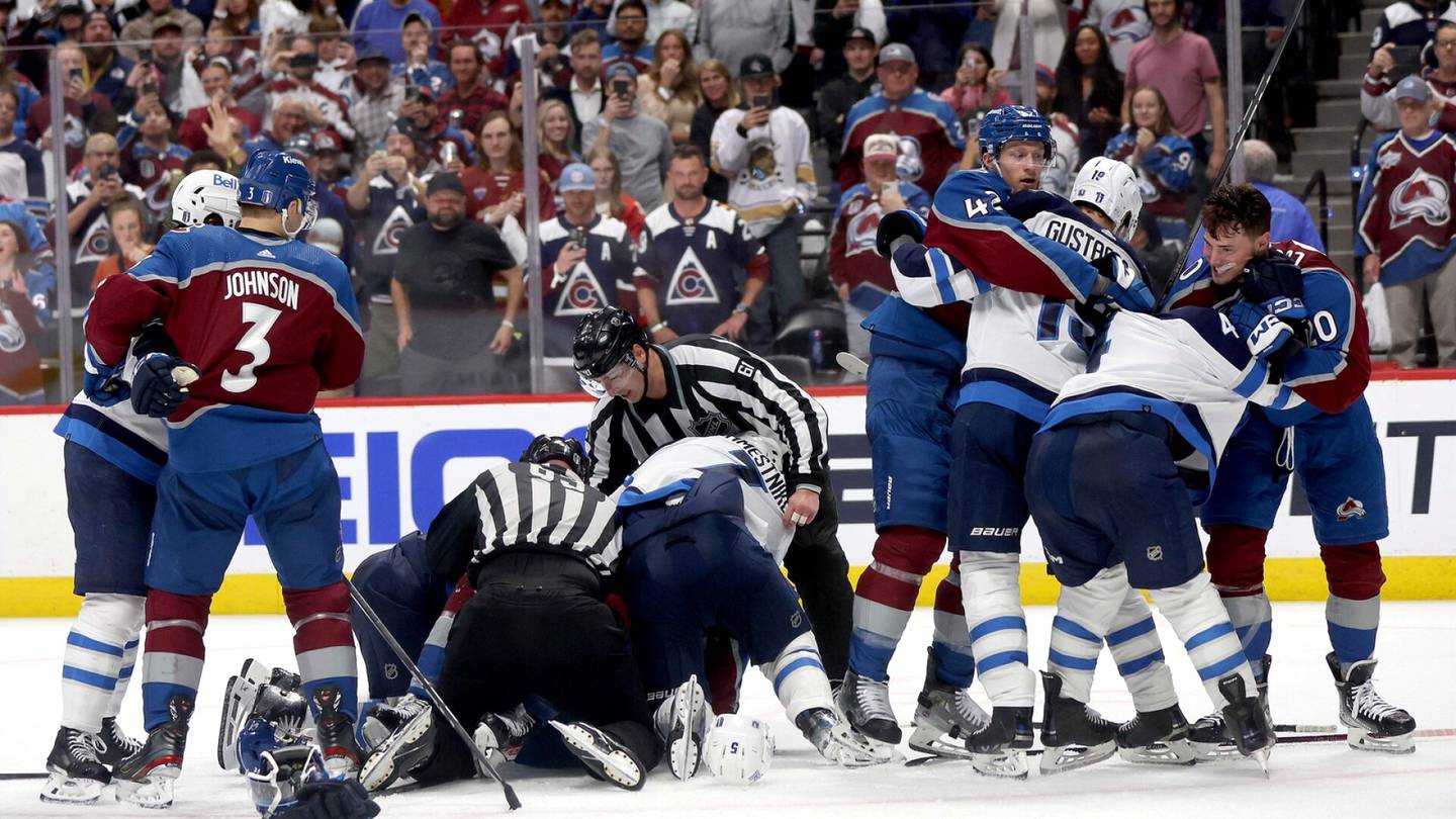 Jääkiekko | NHL:n suomalaisjoukkueen pudotuspeli päättyi joukko­tappeluun – puolustaja­konkari sai verisen vamman