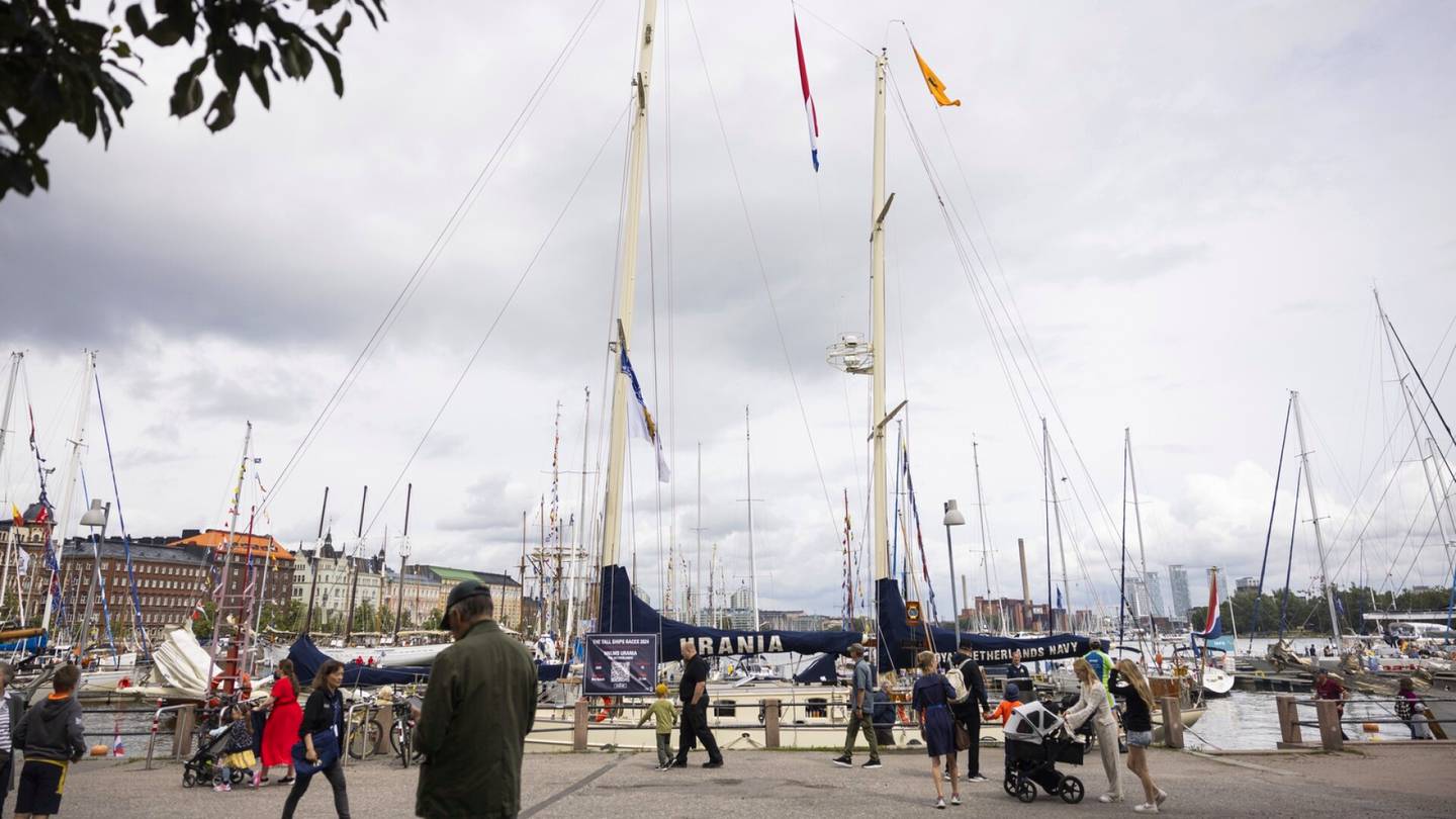 Laivat | Helsingin edustalle rantautuneet valtavat laivat kiinnostavat yleisöä – Paras paikka niiden ihasteluun Kauppatori