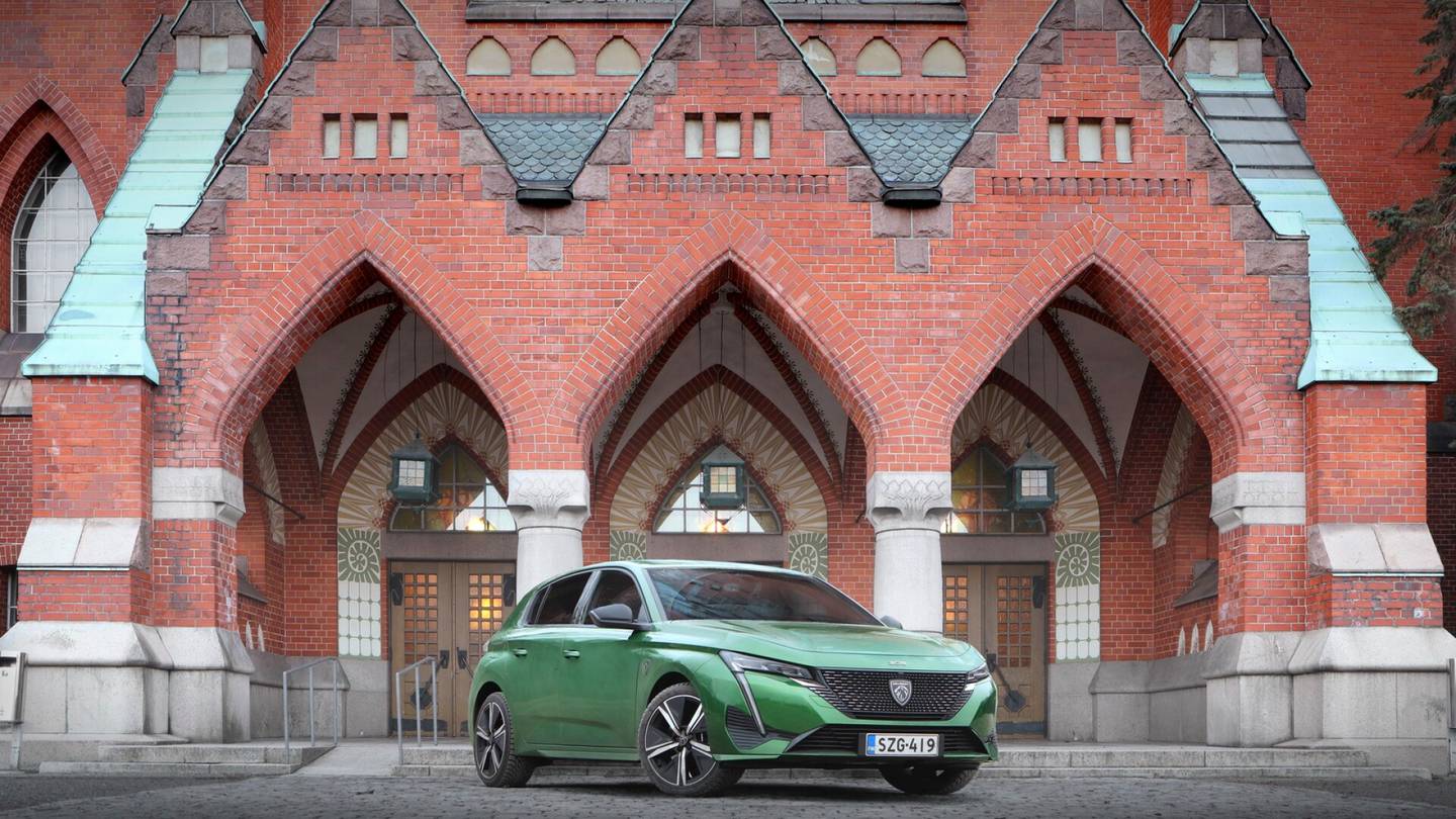 Koeajo | Peugeotin 308 uudistui tyylikkäästi ja tarjoaa työmatka-ajot seinälatauksella. Vain tehokkain lataushybridimalli on ylihintainen.