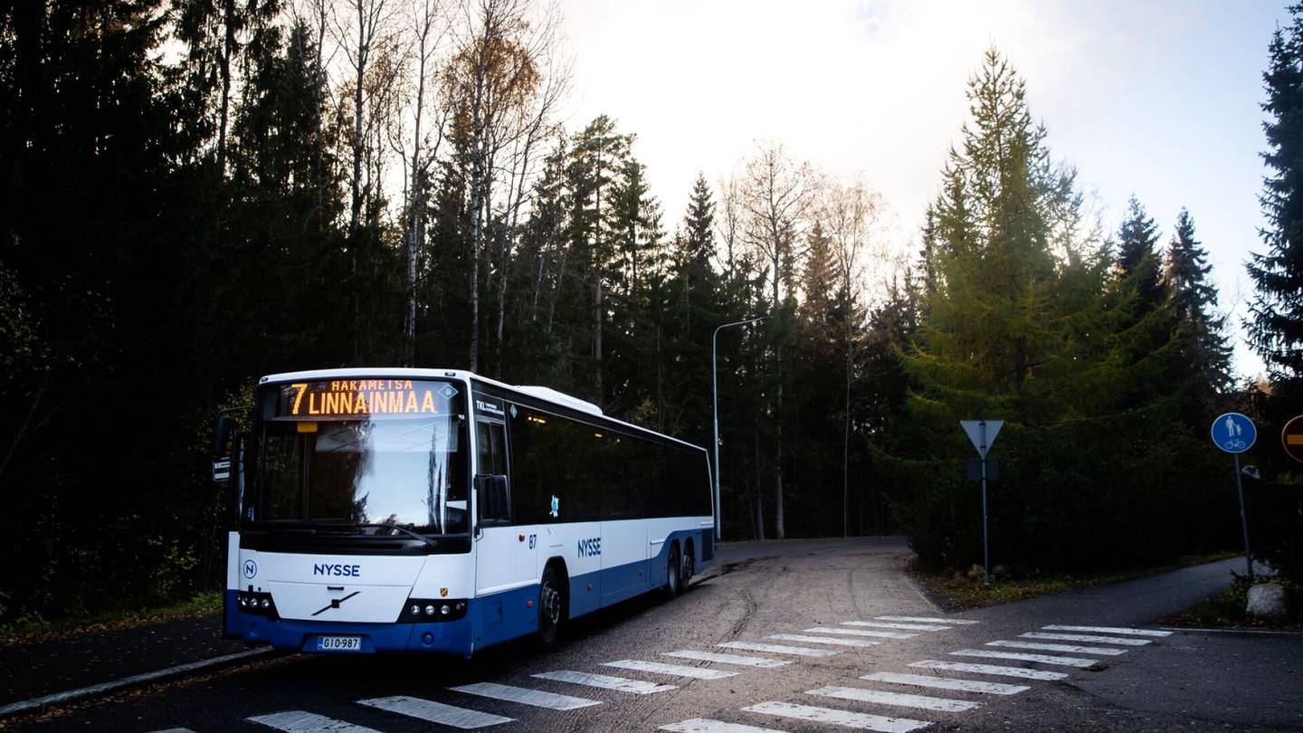 Tampere | Pyörätuolissa oleva Anniina Pääkkönen joutui bussissa uhkaavaan tilanteeseen – Kuljettaja ei poistanut häirikköä