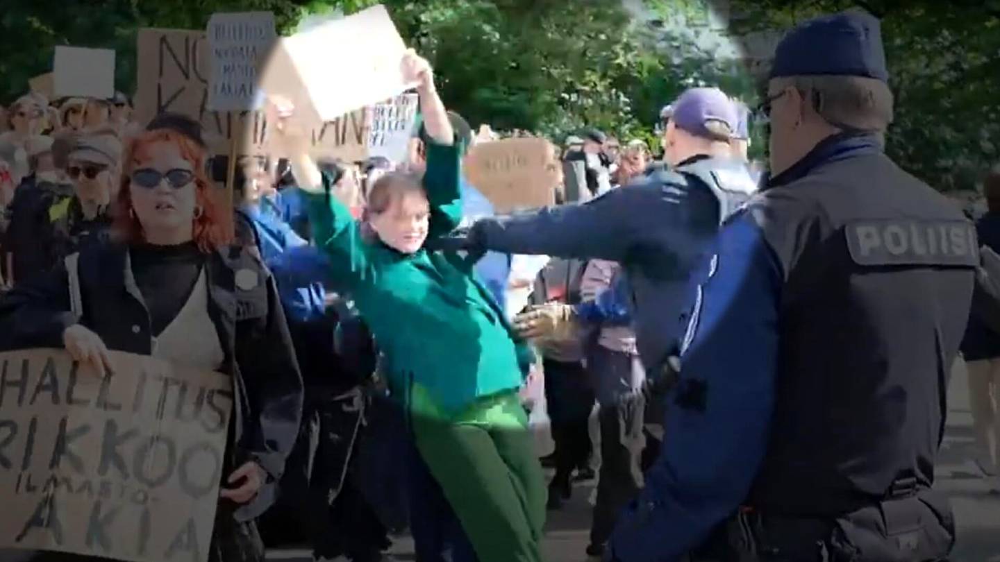 Mielenosoitukset | Rikos­oikeuden professorit katsoivat Elokapinan tönäisy­videon: ”Pahaltahan se näyttää”