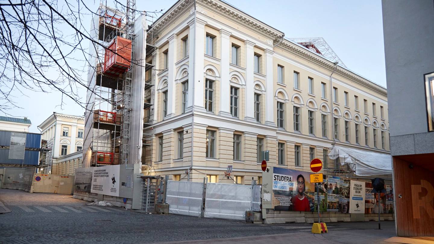 Työmaat | Iso metalli­putki putosi korkeuksista kävelijöiden eteen Fabianin­kadulla Helsingissä