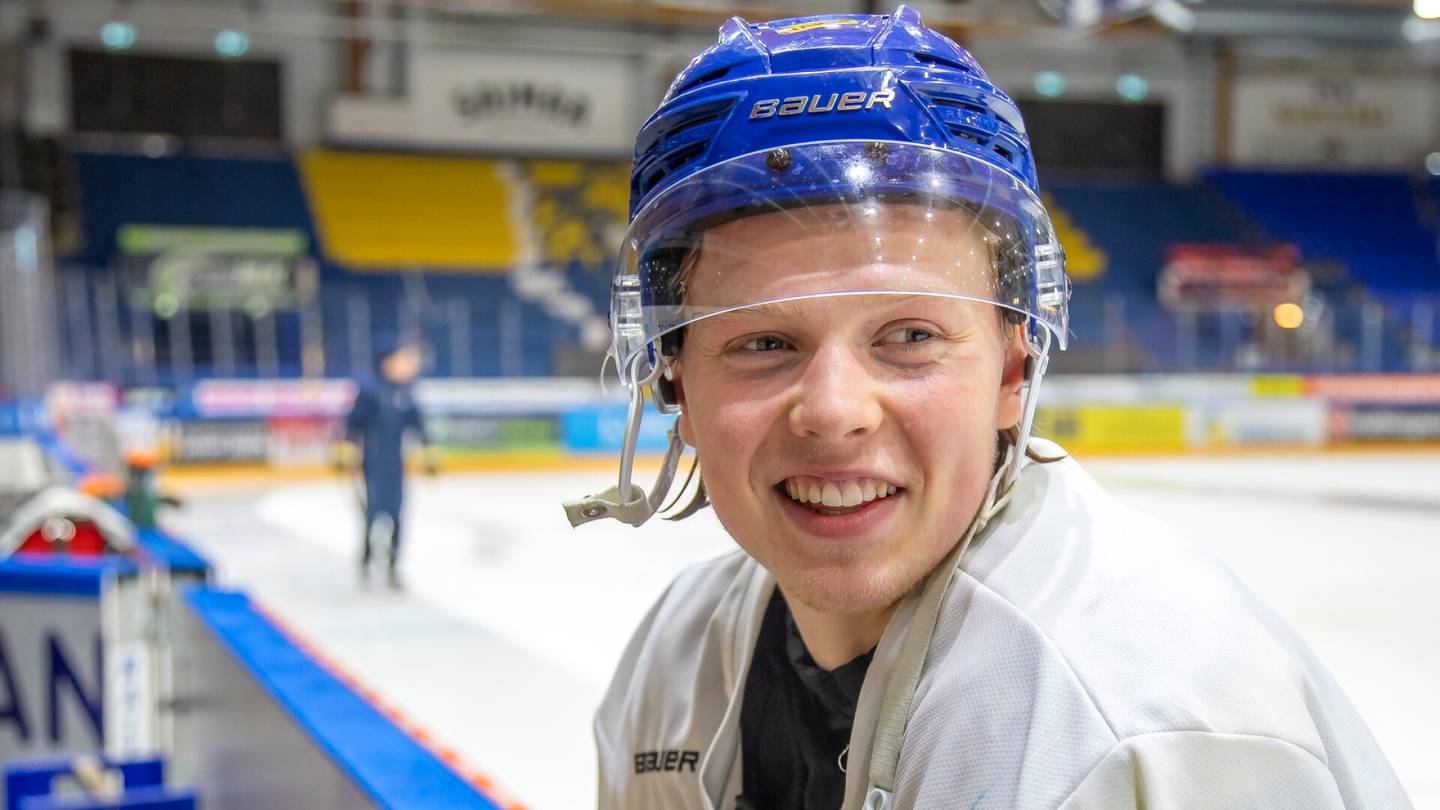Jääkiekko | Konsta Helenius, 17, debytoi miesten maajoukkueessa – tässä on Leijonien MM-leiriryhmä