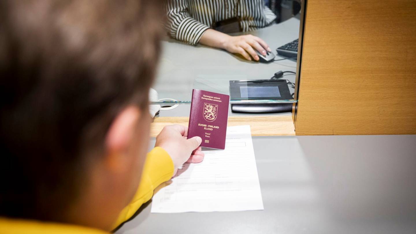 Passit | Ennätyksellinen passi­vuosi ruuhkautti poliisin palvelut – Nyt passin saa nopeasti koko maassa