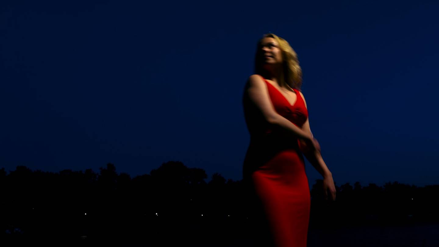 Ahdistelu | Sanon ”ei” ja ”älä koske”, mutta se ei mene perille – Nuori naistoimittaja lähti punaisessa mekossa yksin Helsingin yöhön