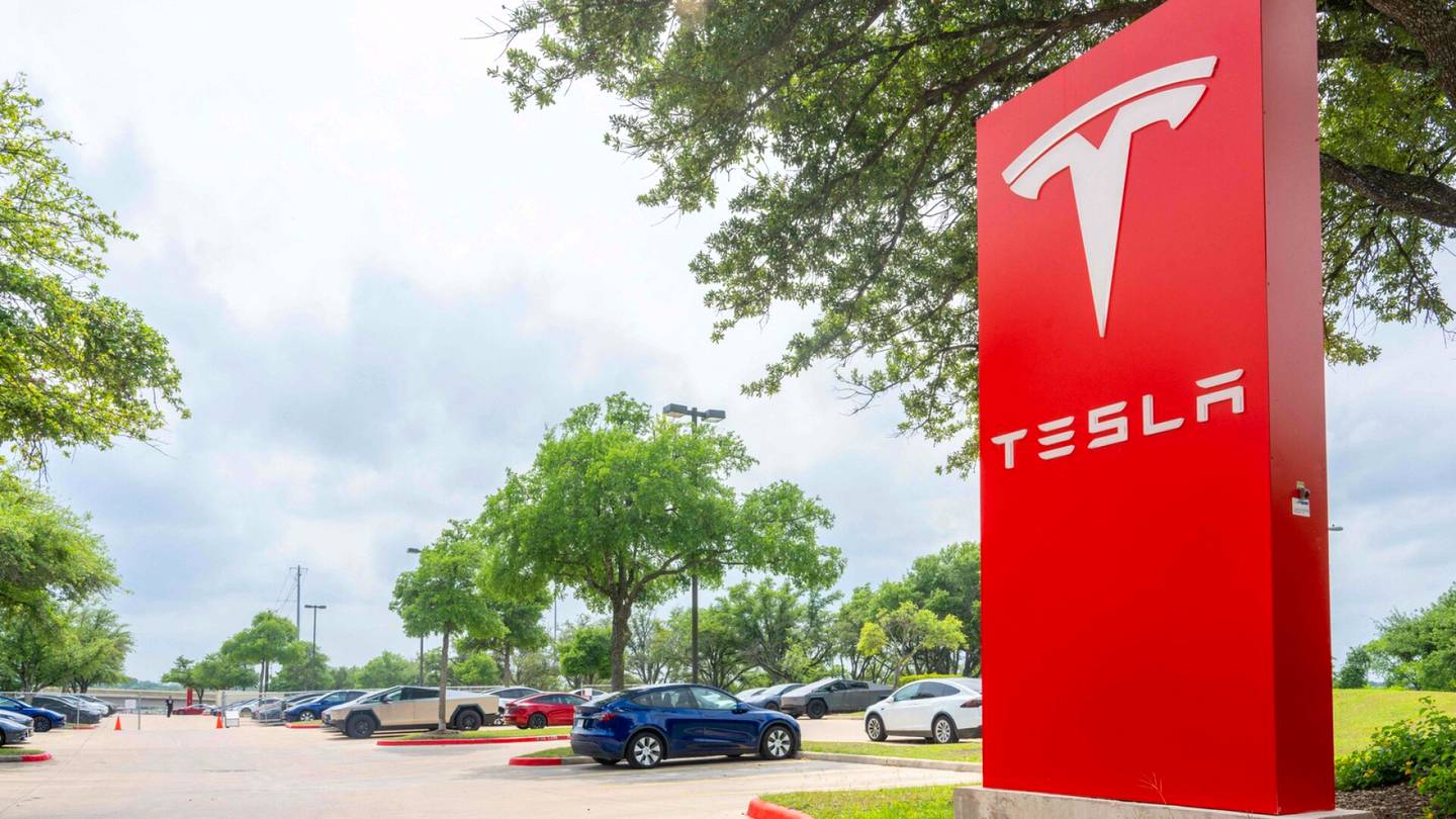 Tesla | Tesla aloitti irti­sanomiset, nyt Elon Musk pahoittelee pieniä korvauksia