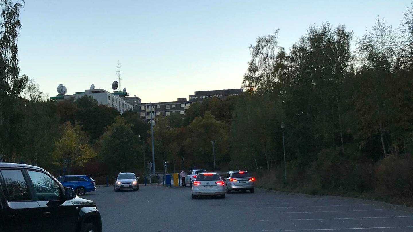 HS Helsinki | Uusi pysäköinti­tapa sai kuskien pasmat sekaisin Mäkelän­rinteen uima­keskuksessa