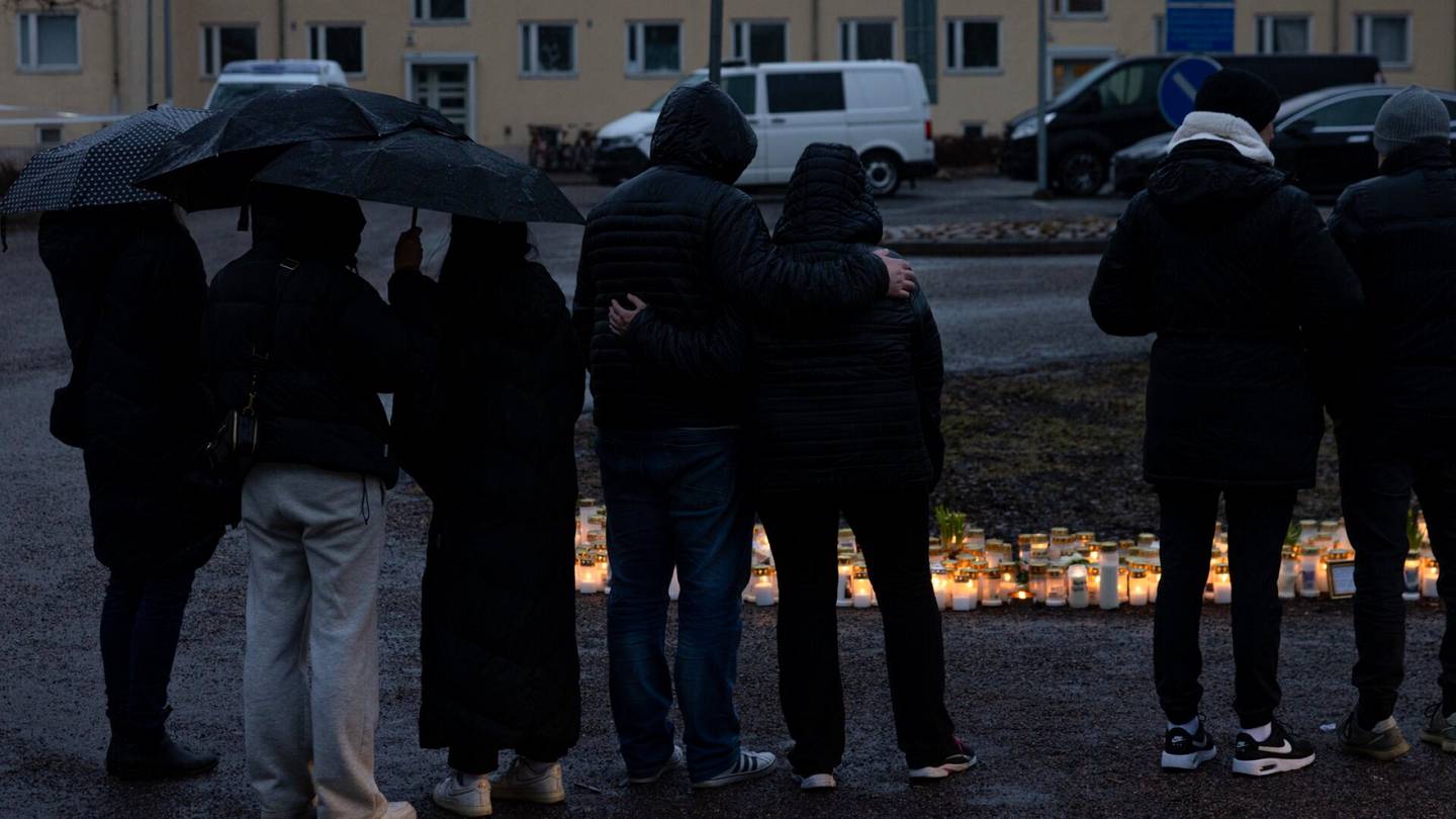 Vantaan ampuminen | Kymmenet ihmiset surivat Viertolan koululla: ”Surullinen ja todella tyhjä olo”