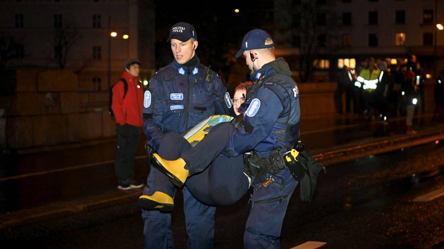 Helsinki | Poliisi vapauttanut Pitkällä­sillalla kiinni otetut Elokapina-mielen­osoittajat