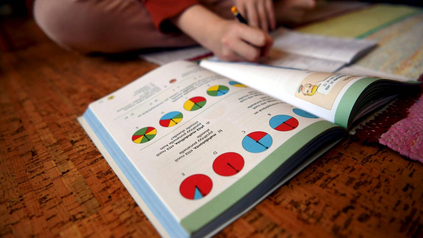 Oppimateriaalit | Opettaja vertaili vanhoja koulu­kirjojaan nykyisiin ja yllättyi: ”Vaatimus­tason lasku on ällistyttävä”