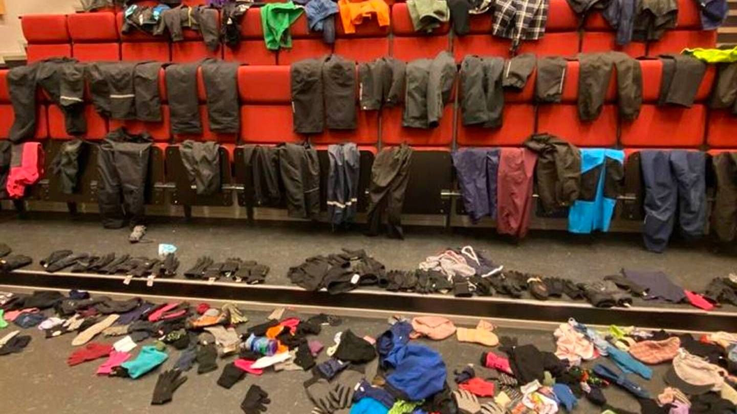 HS Helsinki | Hauska kuva riemastuttaa somessa: Näin paljon lapset hukkasivat hanskoja ja housuja tänä vuonna