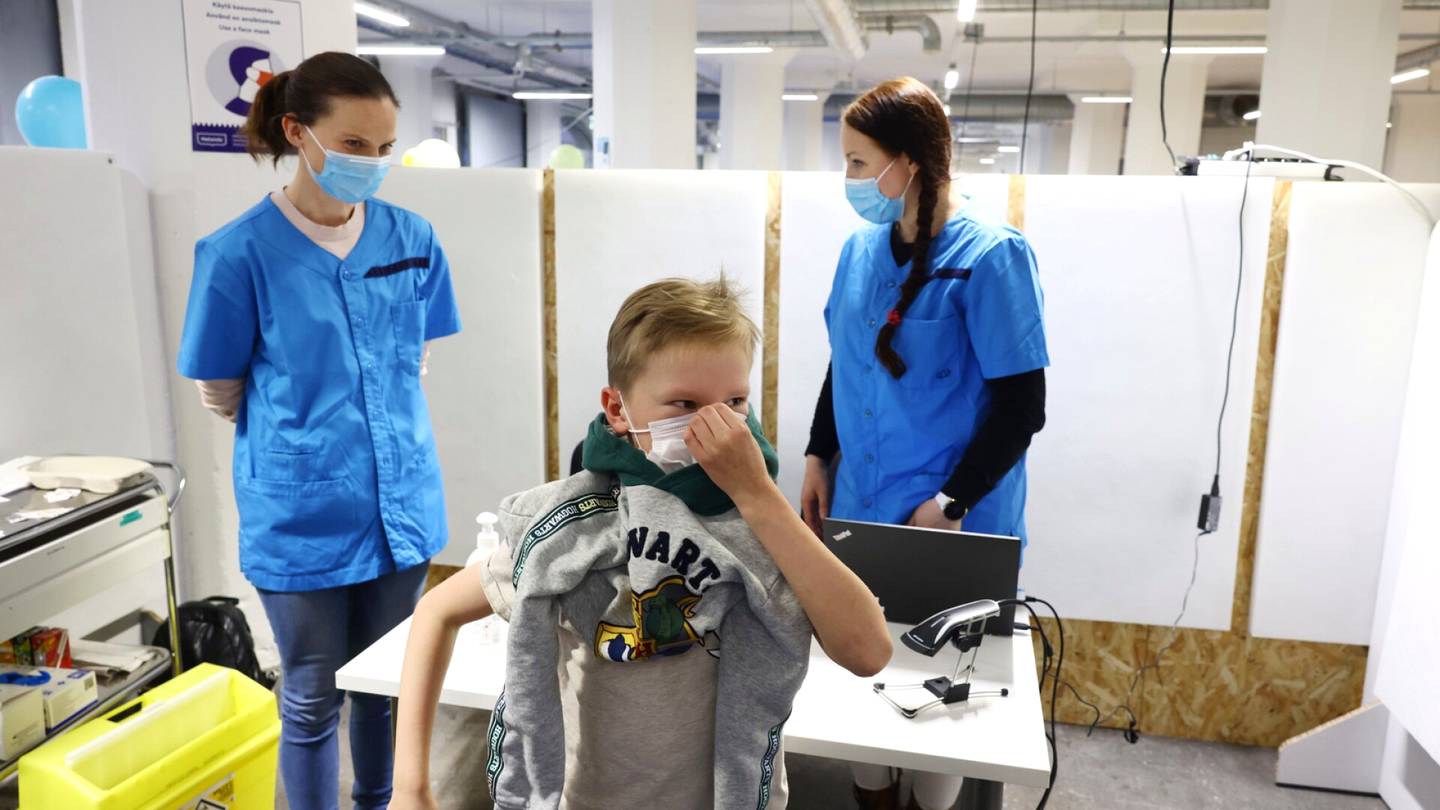 Koronavirus | Lasten rokotukset alkavat Helsingin kouluissa ensi viikolla, mitä niistä pitäisi tietää? Asiantuntija vastaa 16 tärkeimpään kysymykseen
