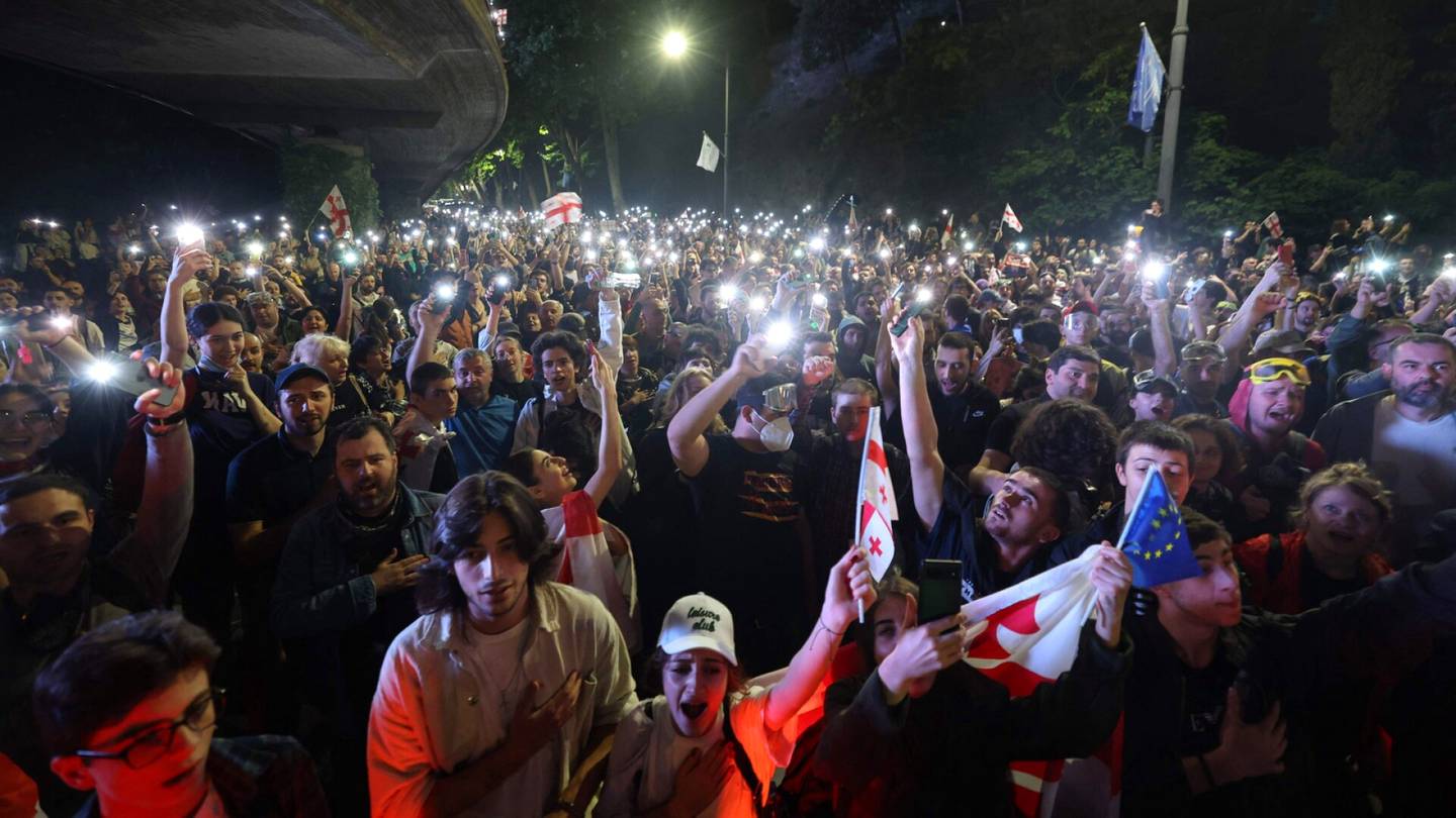 Georgia | Kymmenet­tuhannet osoittivat mieltään kiisteltyä lakia vastaan, ulkoministeri Valtonen puolusti mielenosoittajia