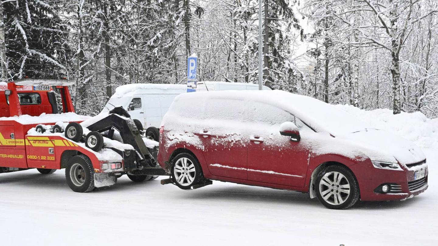Talvi | Hinausautoille on nyt töitä: Teille hyytynyt tavallista enemmän autoja