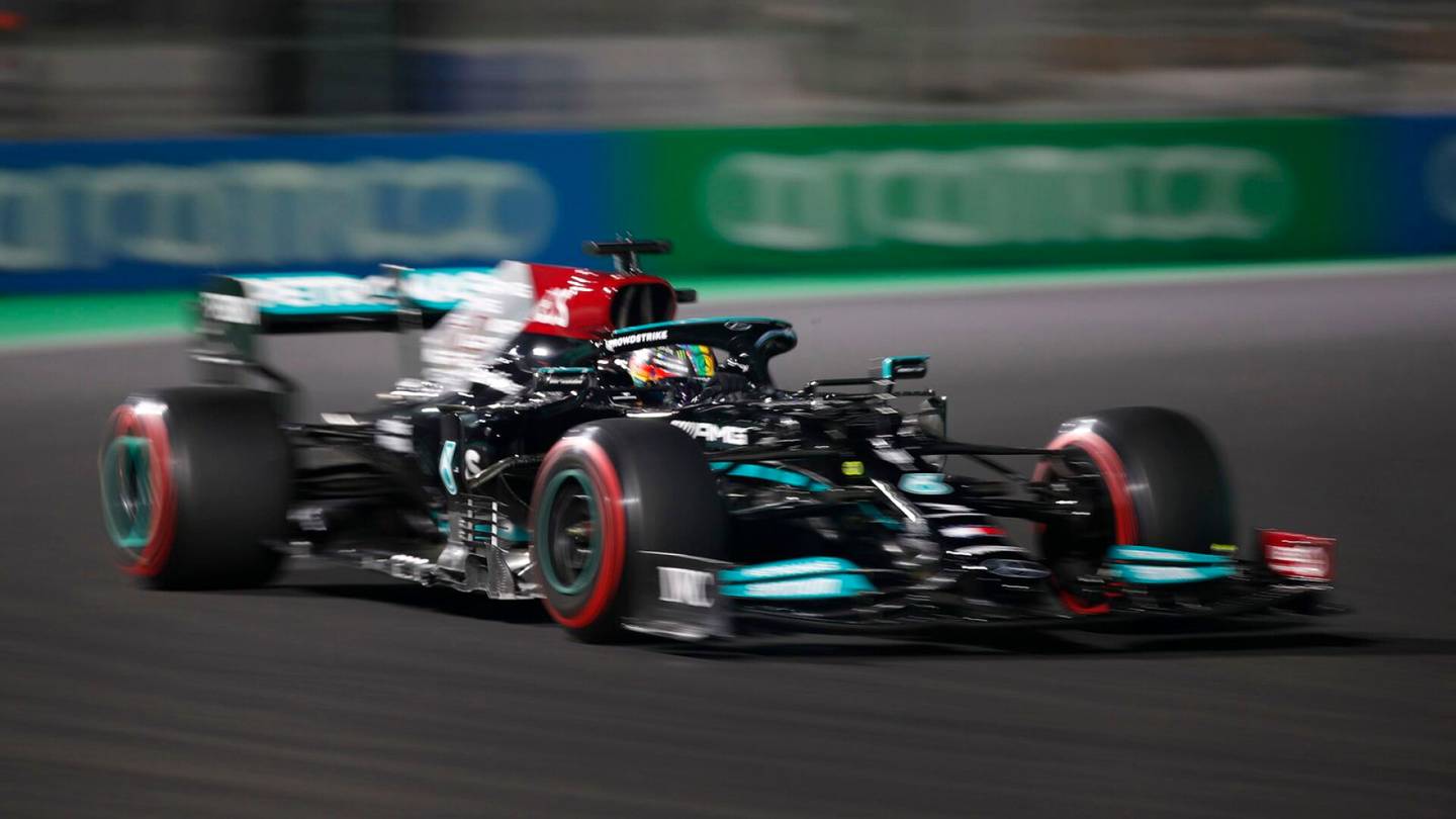 Formula 1 | Kisa keskeytettiin jo toistamiseen, Verstappen ohitti Hamiltonin radan ulkopuolelta – HS seuraa Saudi-Arabian osakilpailua hetki hetkeltä