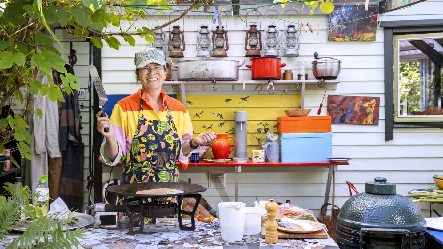 Bravuuri | Kuva­taiteilija Anna Retulainen ei oikein ”jaksa nyky­ajan ruoka­hömpötystä” – hän tekee tattari­lettunsa samalla tavalla kuin maalaa