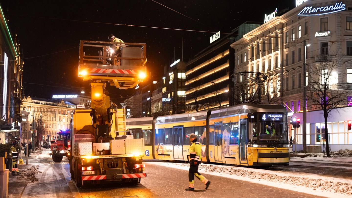 Joukkoliikenne | Raitio­liikenne oli poikki Helsingin keskustassa – liikenne palautunut normaaliksi