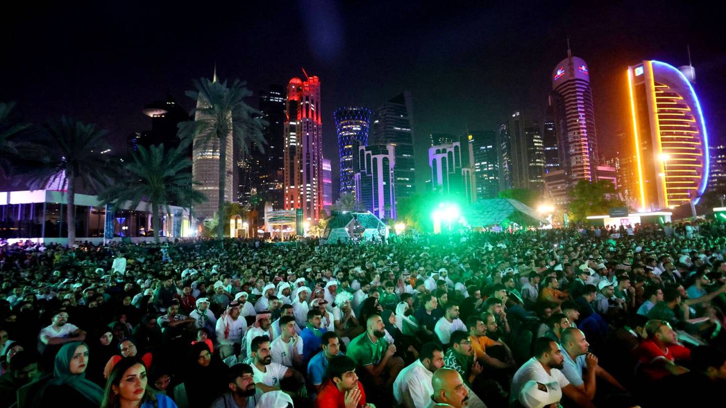 MM-jalkapallo | Qatarin siirtotyöntekijät nauttivat “halvasta tunnelmasta” stadionin kupeessa