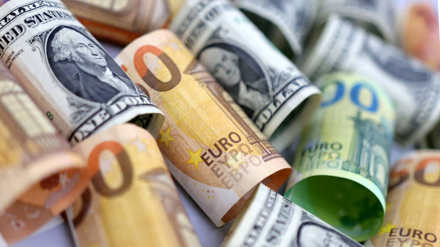 Valuuttamarkkinat | Taantuman pelko painaa euroa – valuutta sukelsi taas dollaria heikommaksi