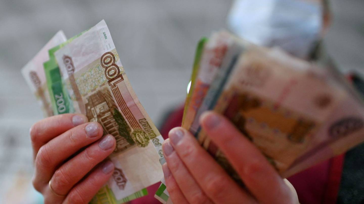 Valuutat | Venäjä höllentää vienti­yhtiöiden valuutta­rajoituksia ruplan kurssin vahvistuttua