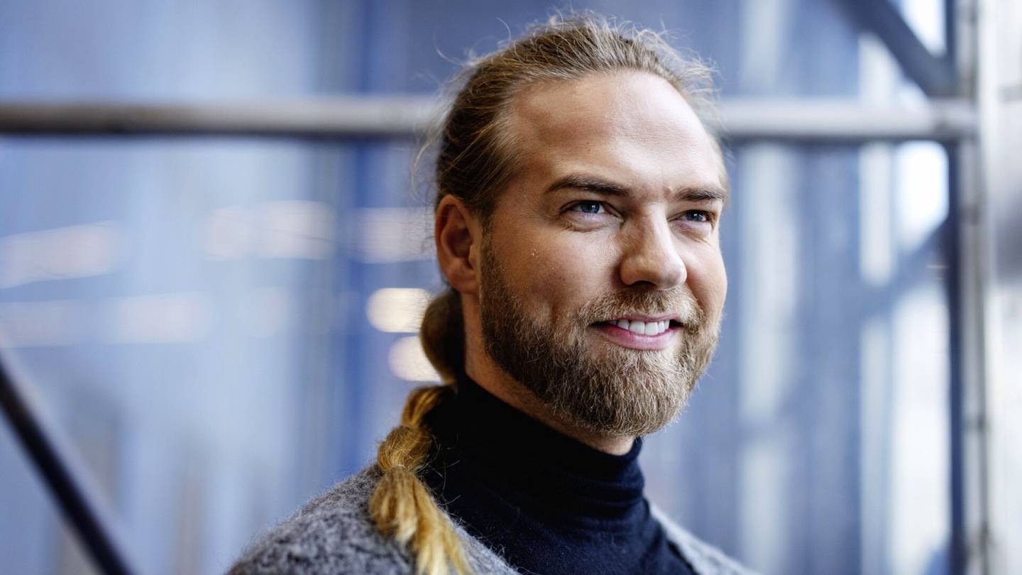 Käsityöt | ”Neulova viikinki” kääntää päitä Kirjamessuilla: Tällainen on yksi Norjan suurimmista julkkiksista