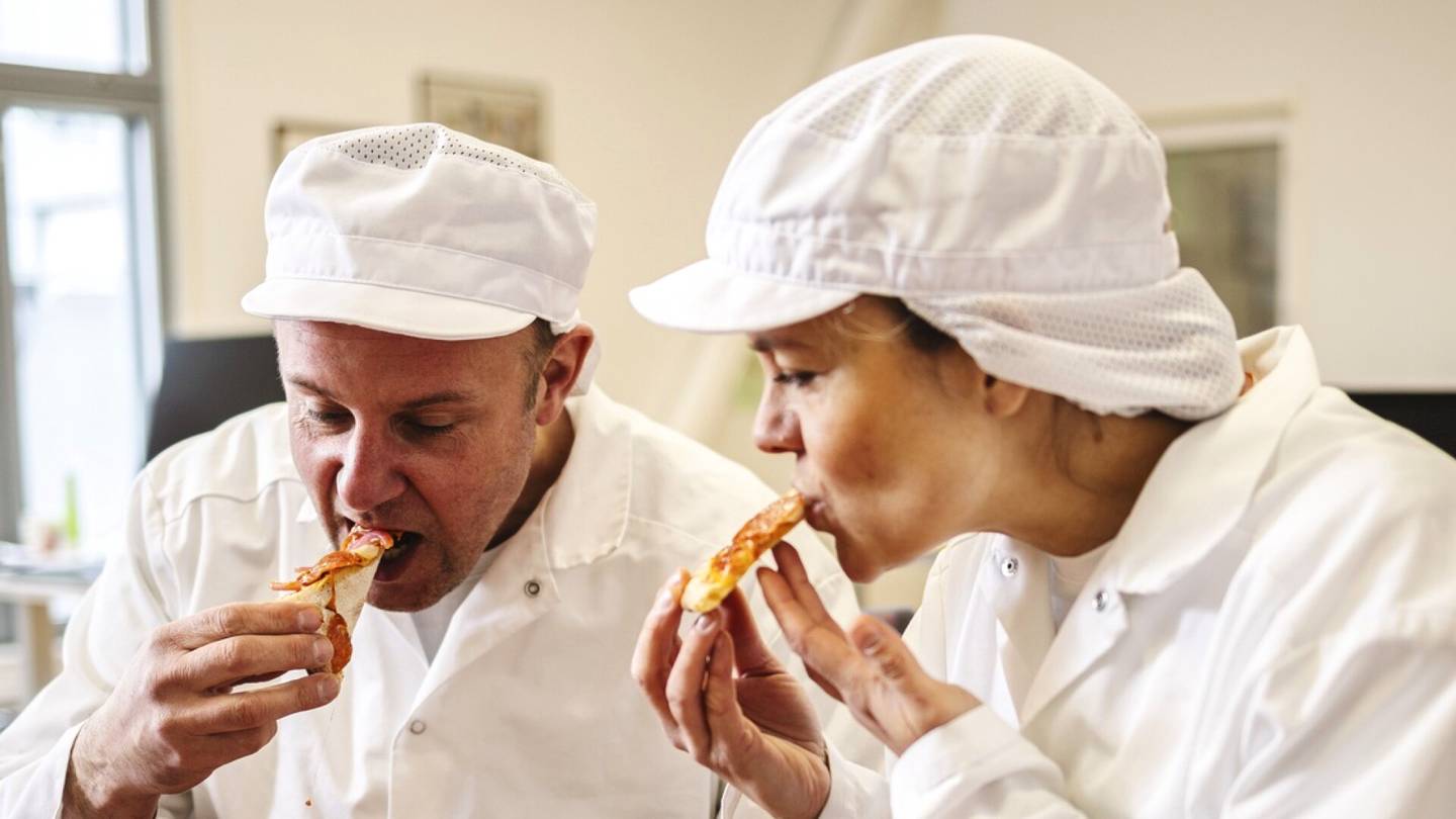 Pizza | Esa Dahlström ja Pia Lähde kehittivät pakastepizzan, joka voittaa testin toisensa jälkeen – Näin se tehdään
