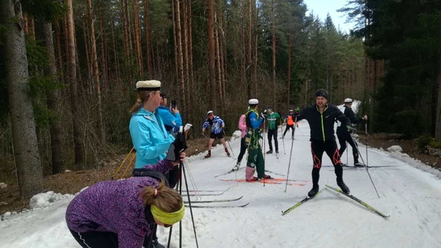 HS Helsinki | Paloheinässä juhlittiin vappua hiihtäen