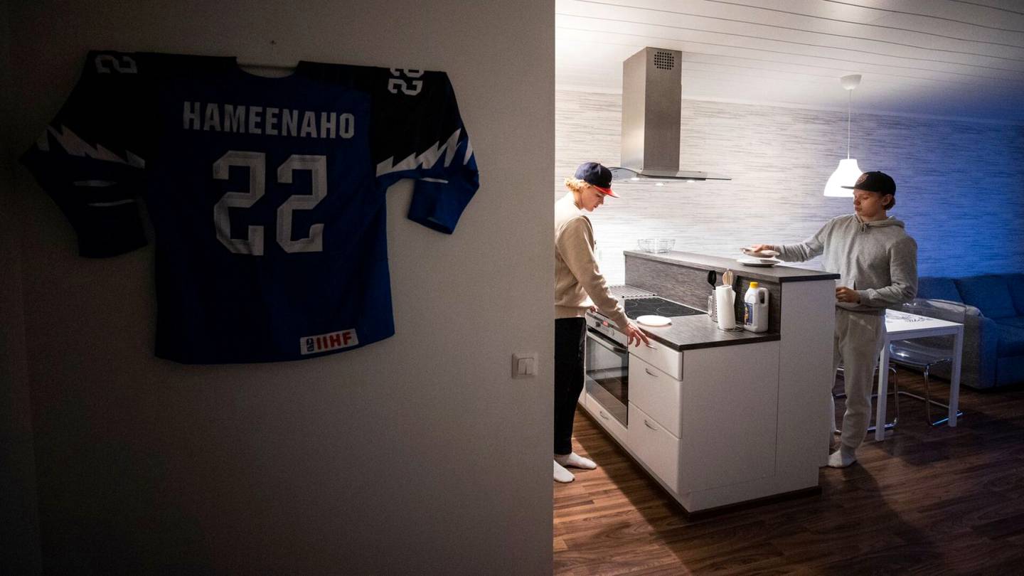 Jääkiekko | Tämä perhe on muuttanut ympäri Suomen jääkiekon perässä – nyt poika on maajoukkueen tähti