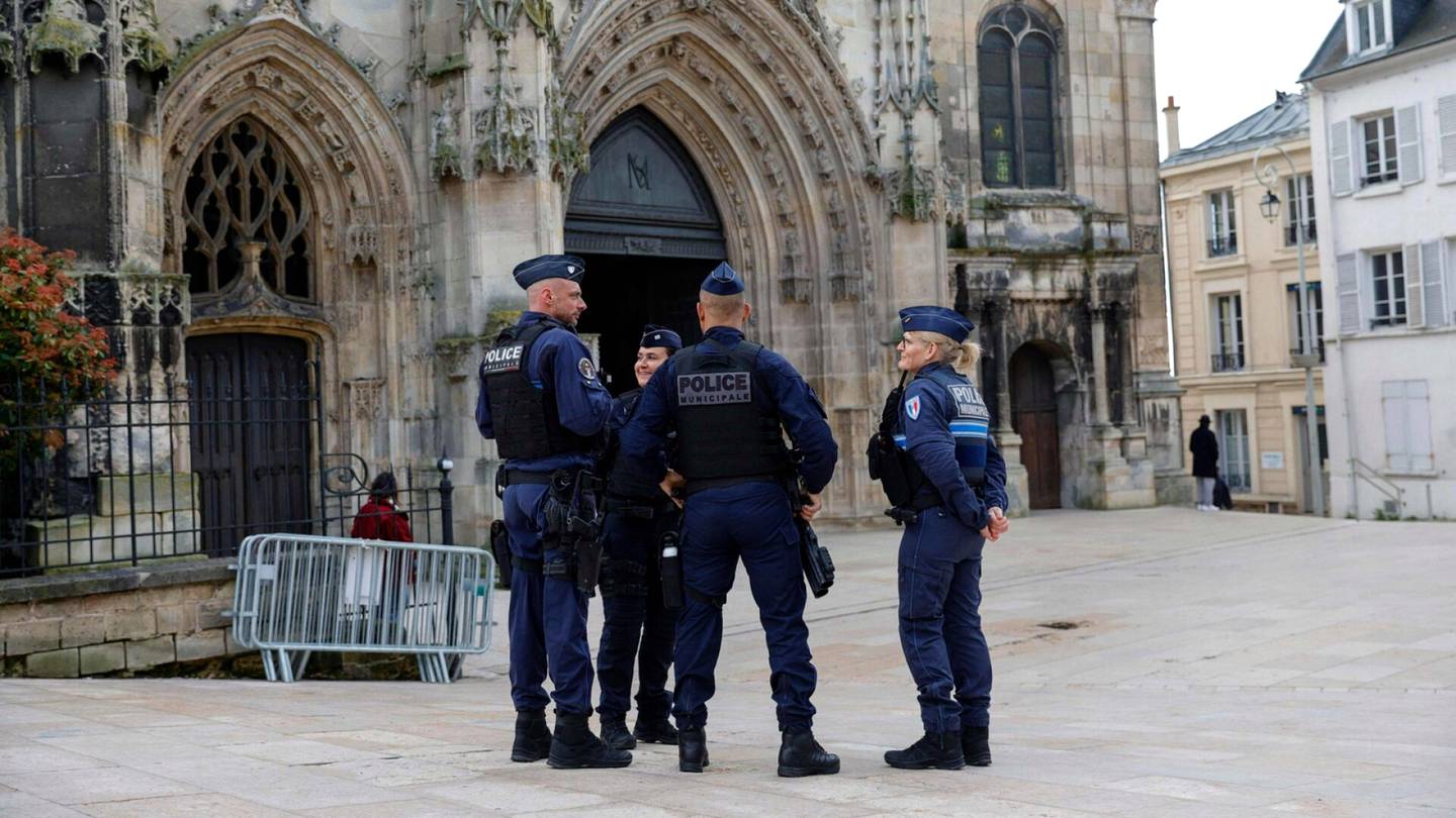 Ranska | Tuhannet poliisit vartioivat kirkkoja Ranskassa pääsiäisenä