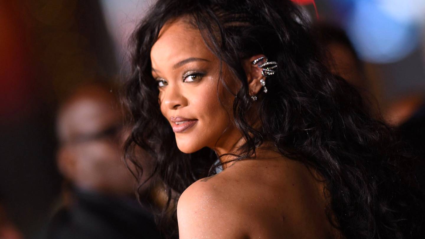 Levyarvostelu | Rihannan paluu kuuden vuoden tauolta alkaa harpun helinällä ja hengellisellä tunnelmalla