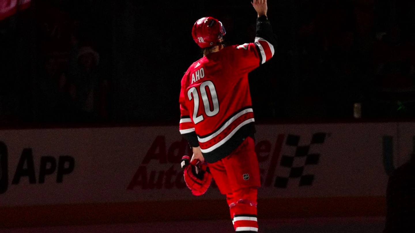 Jääkiekko | Tulikuuma Sebastian Aho valittiin NHL:n viikon parhaaksi