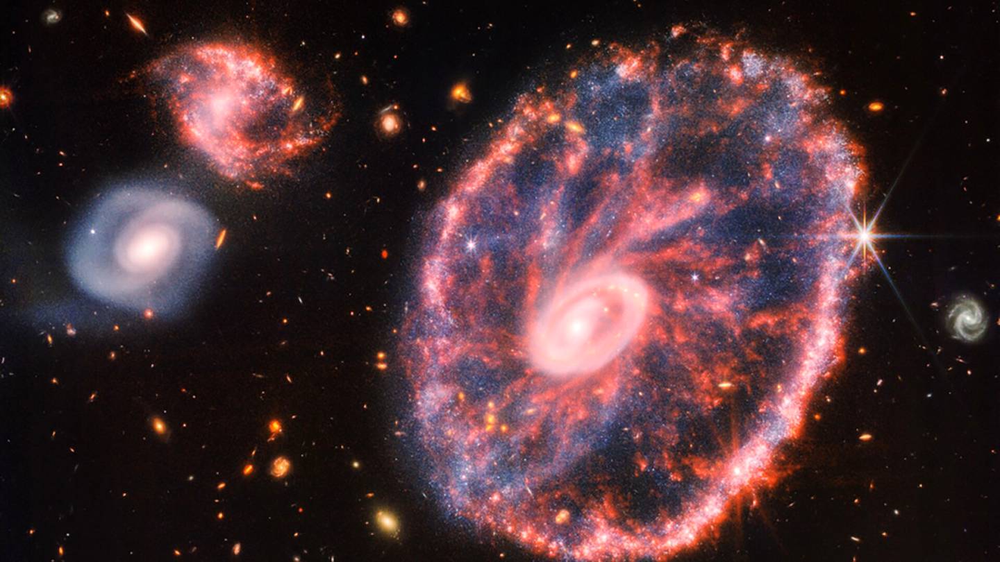 Avaruustutkimus | Outo kärryn­pyörämäinen galaksi näkyy Webbin kuvassa tarkempana kuin koskaan