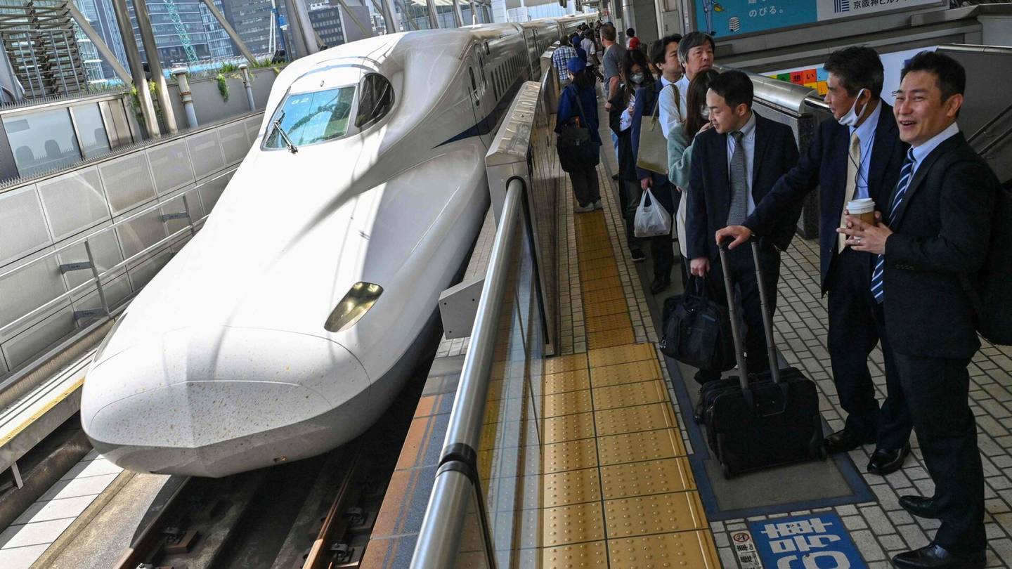 Japanin | Luotijuna myöhästyi 17 minuuttia Japanissa – syynä junassa lymyillyt käärme