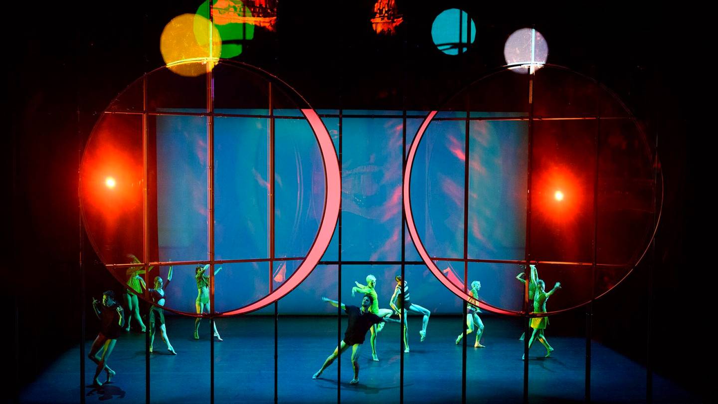 Tanssiarvostelu | Helsingin Juhlaviikoilla nähdään varsinainen tanssin ryöpytys: Tree of Codes tykittää liikettä heijastusten labyrintissä