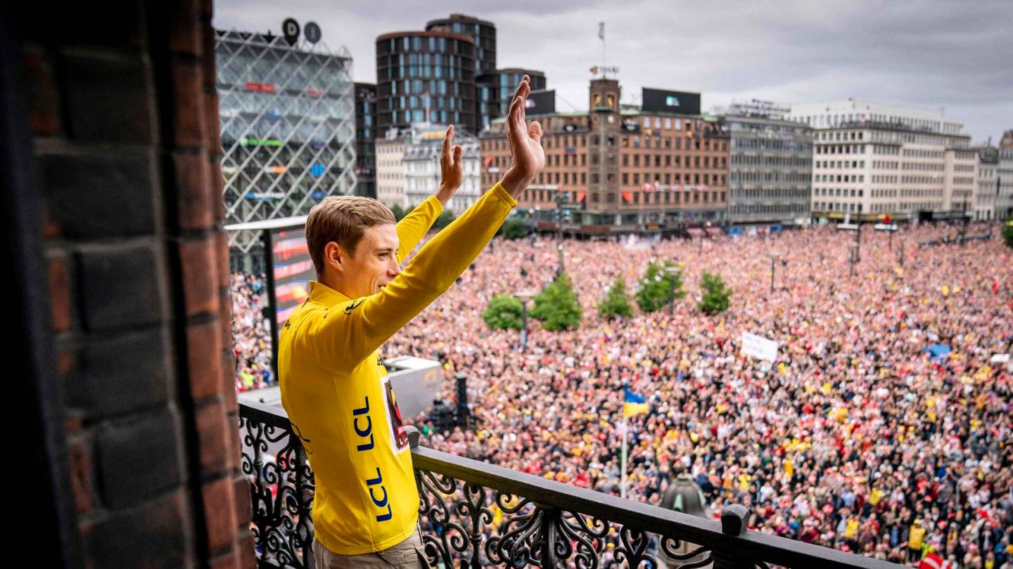 Pyöräily | Kymmenet tuhannet tanskalaiset juhlivat Jonas Vingegaardin Tour-voittoa Kööpenhaminassa – saapui kotiin ilmavoimien hävittäjien saattelemana