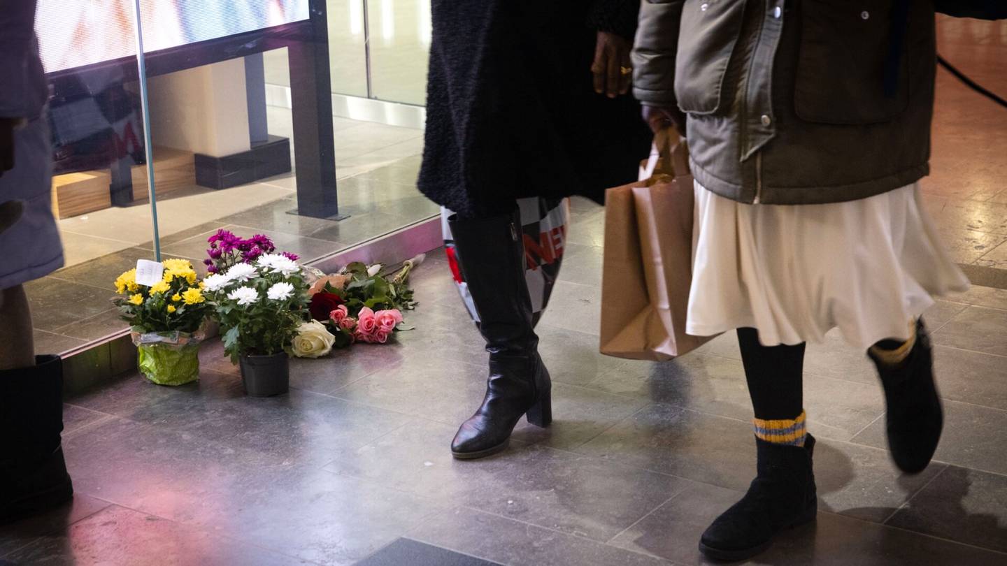 HS Isossa Omenassa | Ihmiset toivat kukkia paikalle, jossa vartijoiden kiinni­ottama nainen kuoli lauantaina